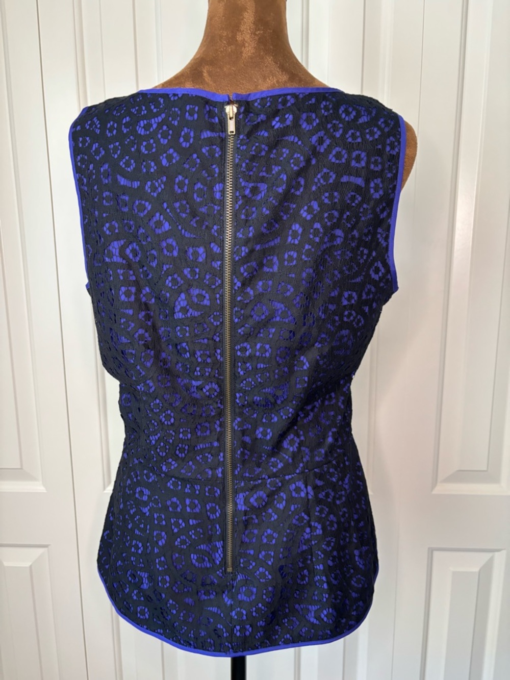 Banana Republic Black & Purple Blue Lace Overlay Peplum Sleeveless Top - Size 6 - Picture 5 of 11